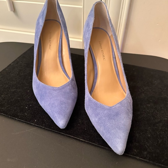 Banana Republic women’s Blue Suede Pump. - Picture 3 of 8